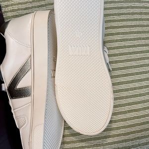 MIA KREW SNEAKER CASUAL EVERYDAY STYLE   PERFORATED TOE 6.5 NEW